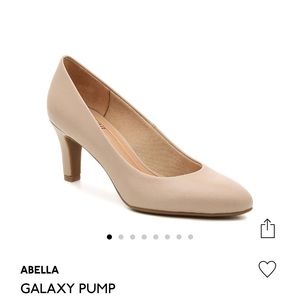 The Galaxy pump taupe heel shoes 👠 Abella 7.5 M